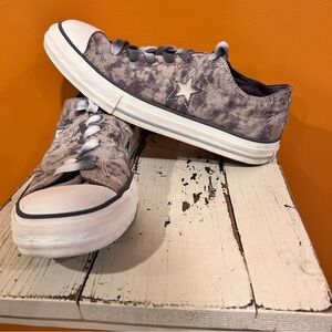 Woman’s Converse Chuck Taylor Gray and White Low-Top Sneakers size 8‎